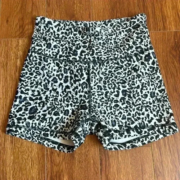 Balance collection shorts - Picture 1 of 5